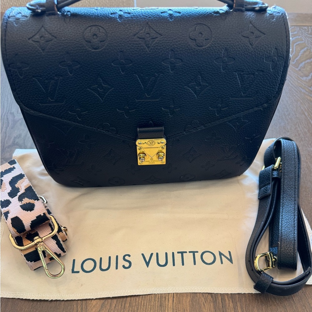 INSPIRED High Quality Fashion Crossbody! 🖤